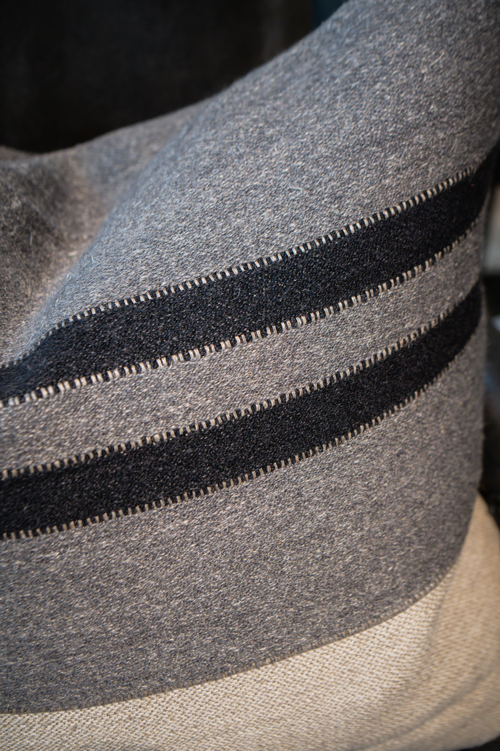Kuddfodral Black Hourse Stripe Charcoal 50x50