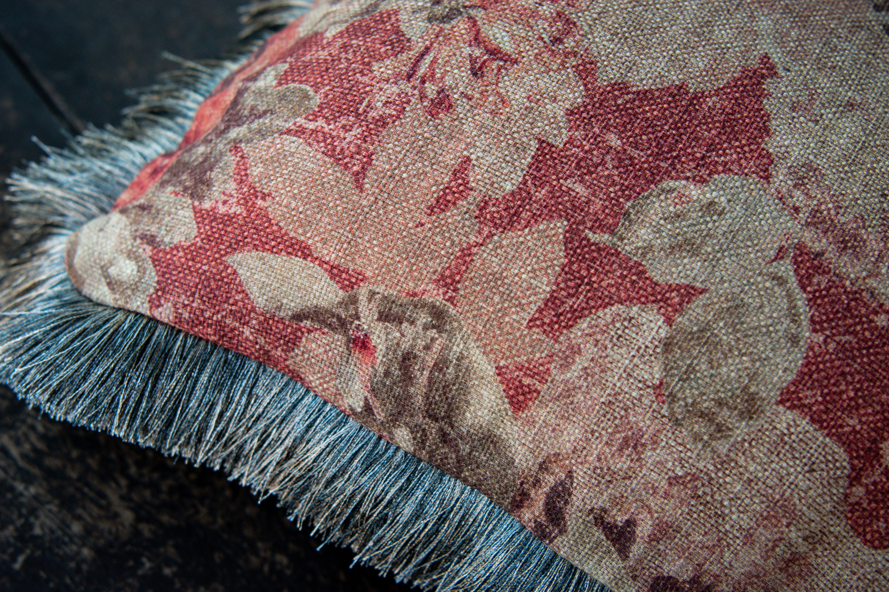 Kuddfodral Rosewood Flower m grå fransar 50x50 2