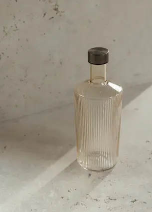 Räfflad glasflaska - Mocca