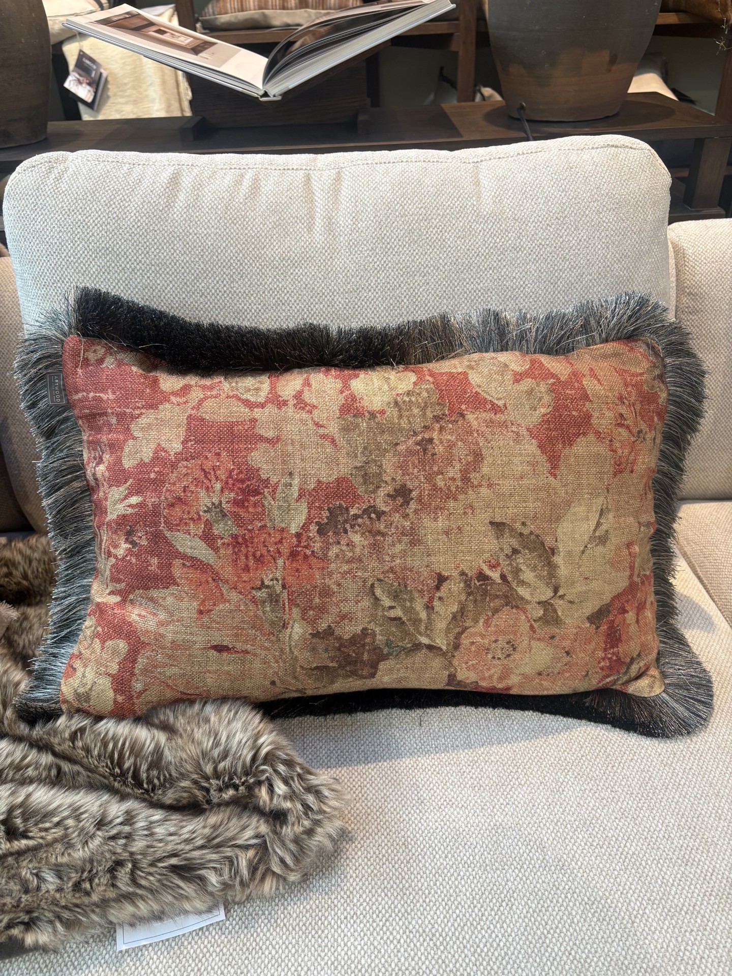 Kuddfodral Rosewood Flower m grå fransar 40x60