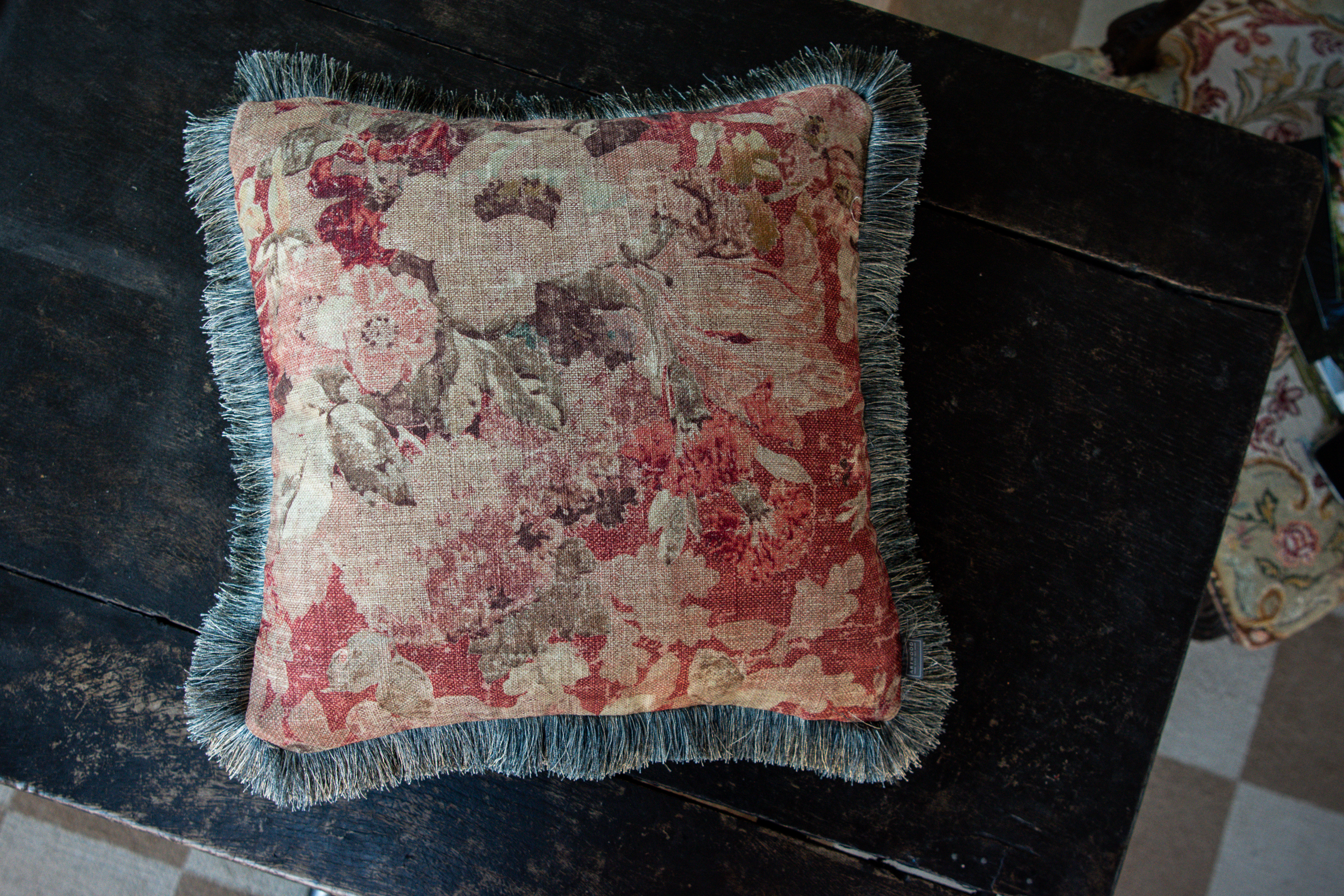 Kuddfodral Rosewood Flower m grå fransar 50x50