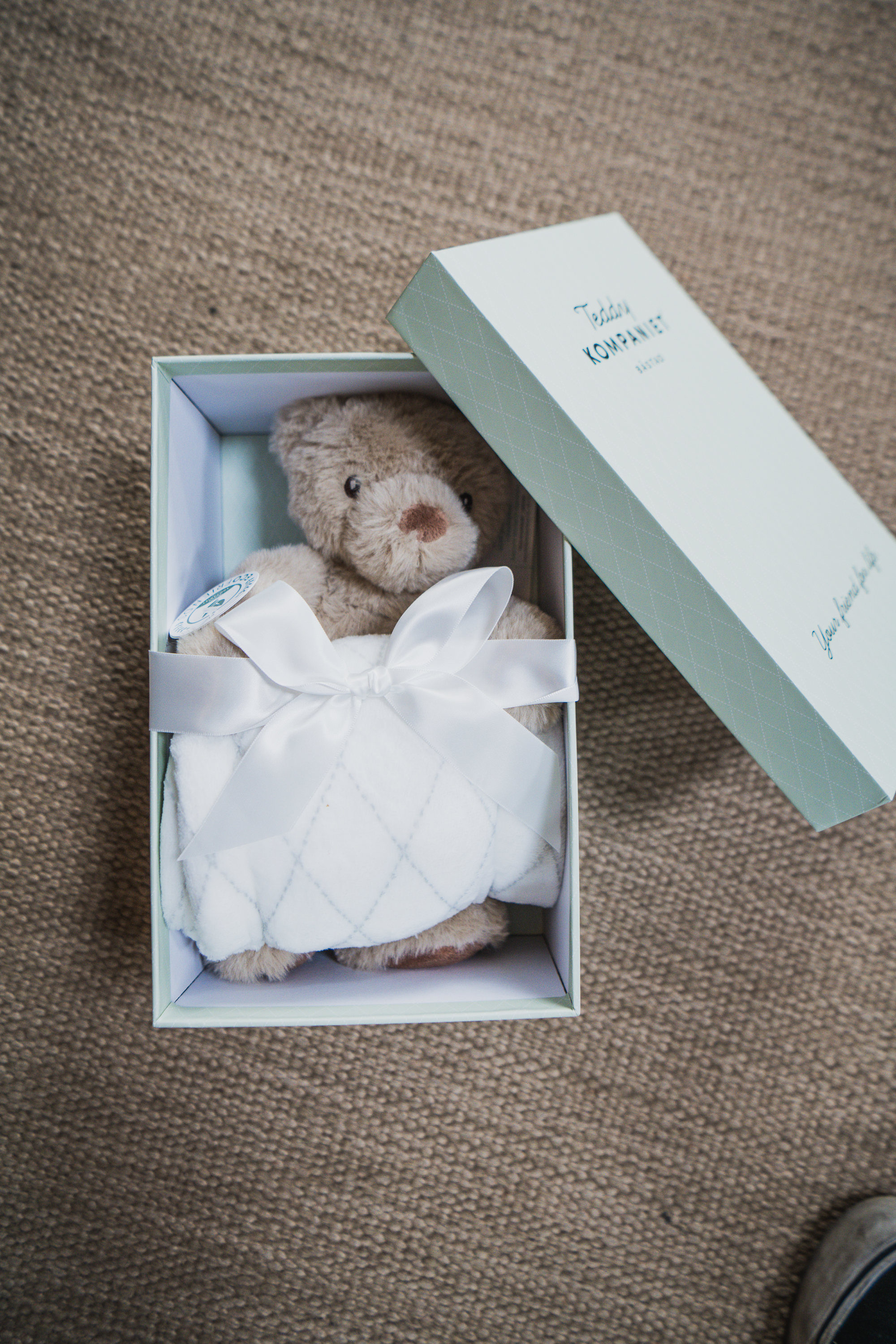 Nalle Sven med filt i presentbox