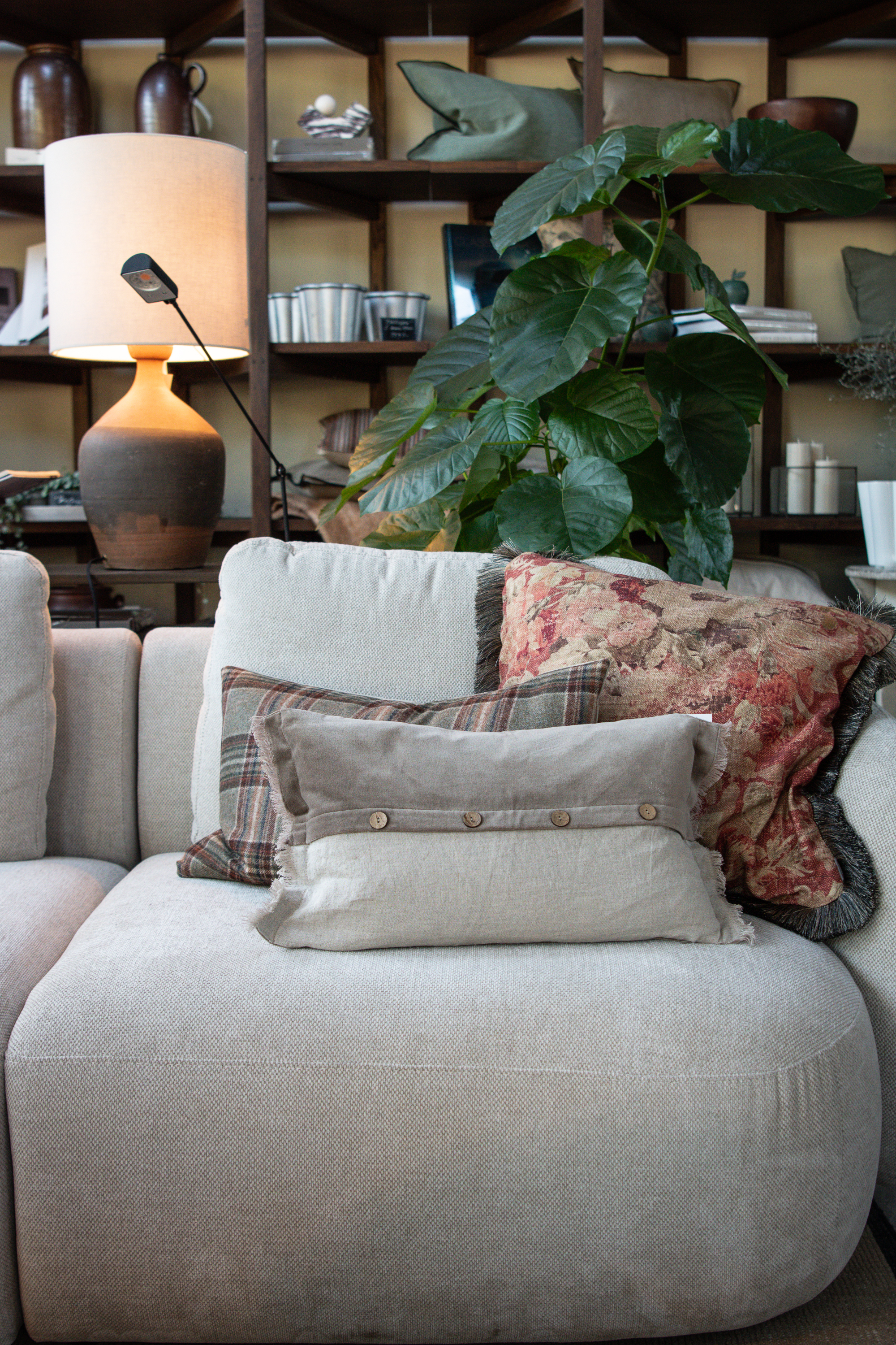 Kuddfodral Rosewood Flower m grå fransar 60x60  2