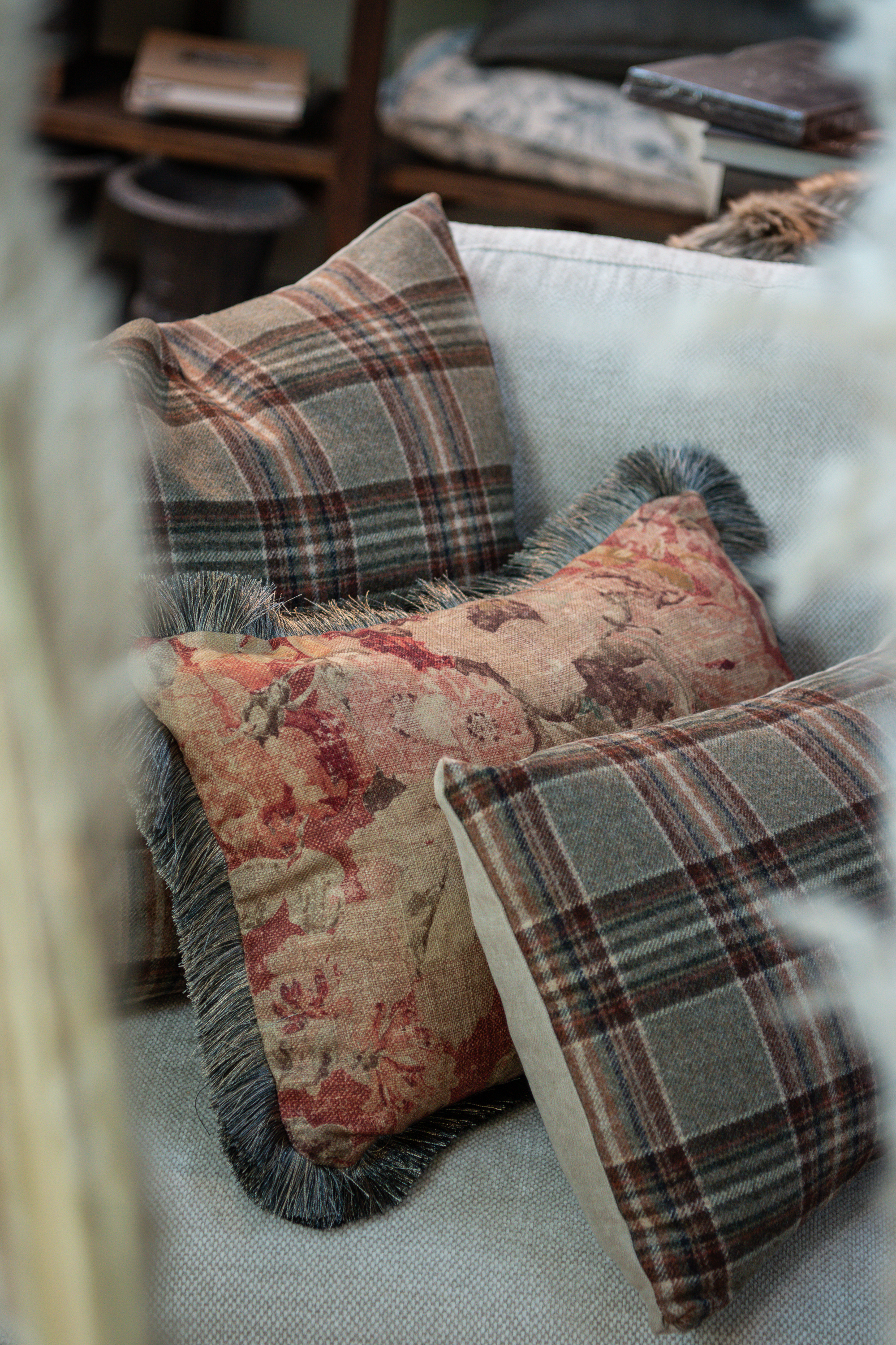 Kuddfodral Rosewood Flower m grå fransar 40x60 2