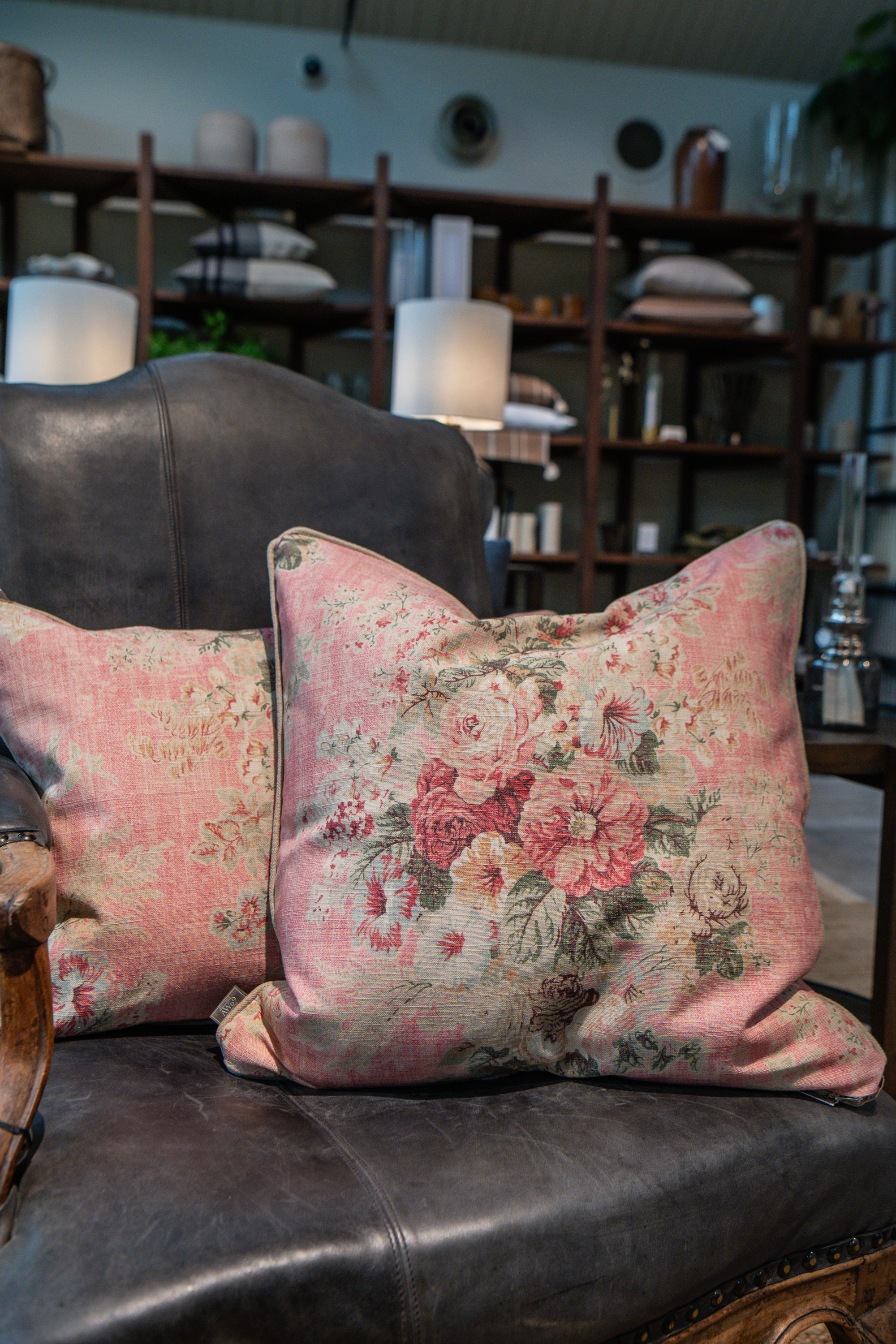 Kuddfodral Rosewood Rose flower m beige Pipe 60x60 cm