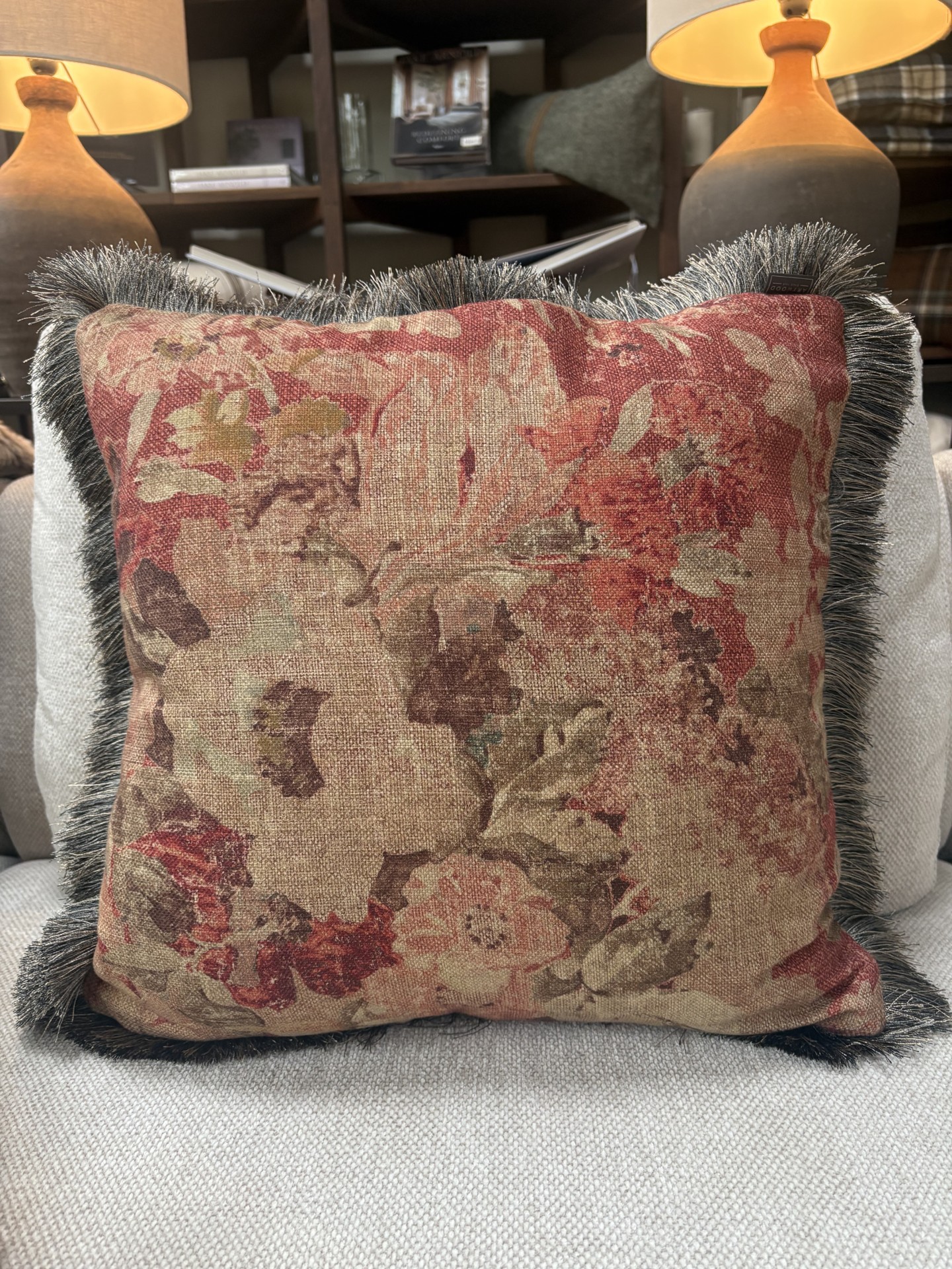 Kuddfodral Rosewood Flower m grå fransar 60x60 