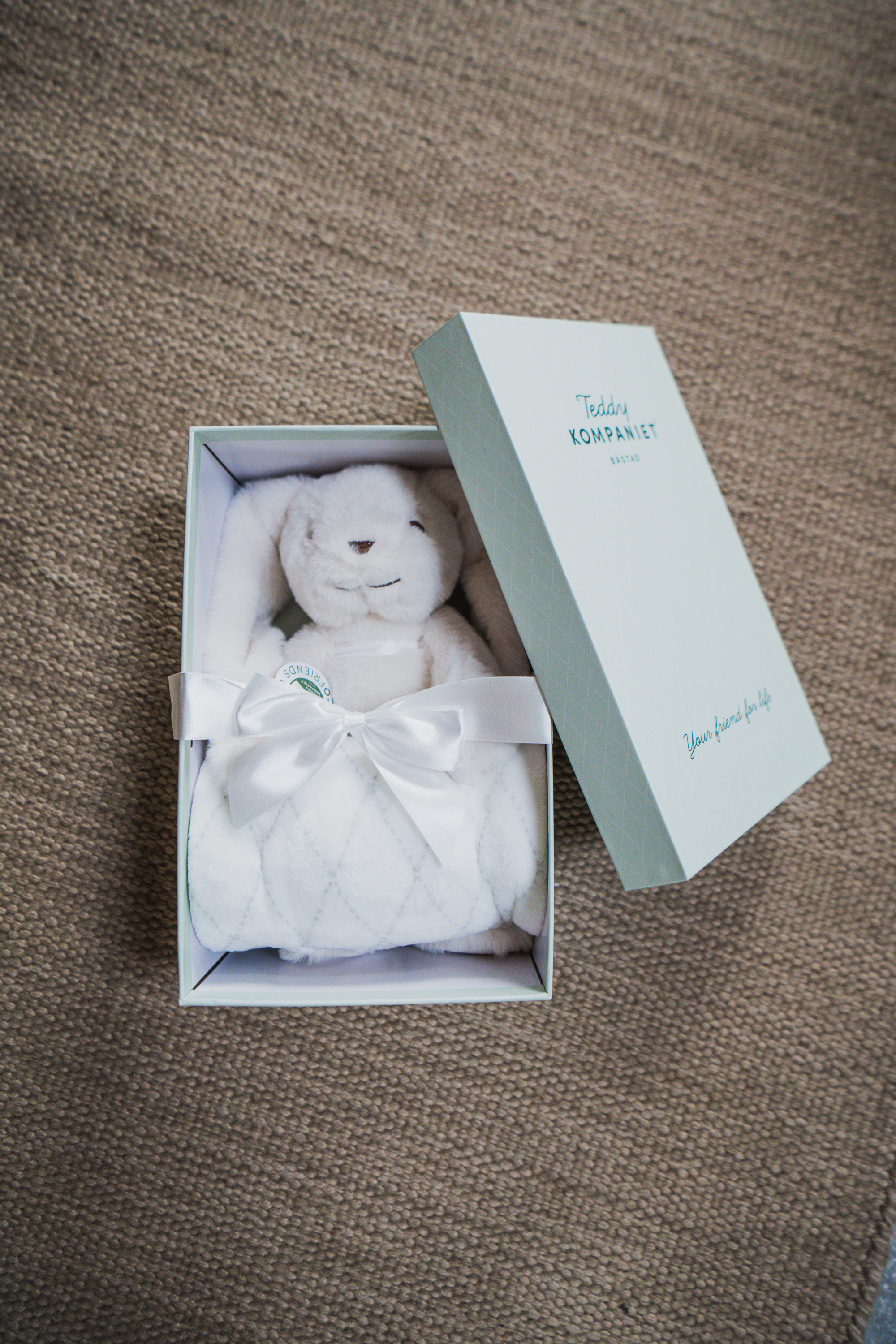 Kanin Svea med filt i presentbox 